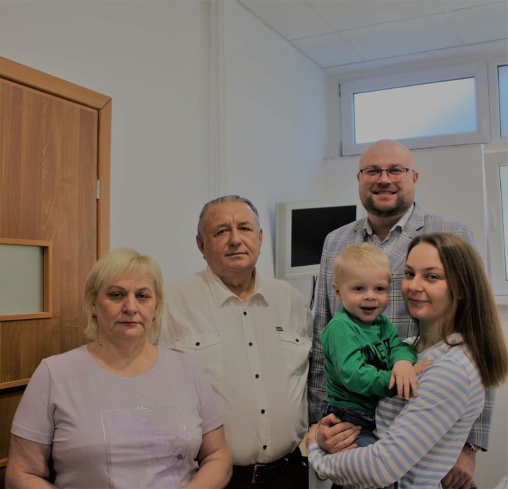 zbiórka dla rodziny z Ukrainy, ambitni w działaniu, rodzina, przedstawiciele stowarzyszenia, kobieta, dziecko