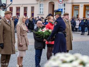 11 listopada, Płock, Święto Niepodległości, składanie kwiatów, Ambitni w Działaniu